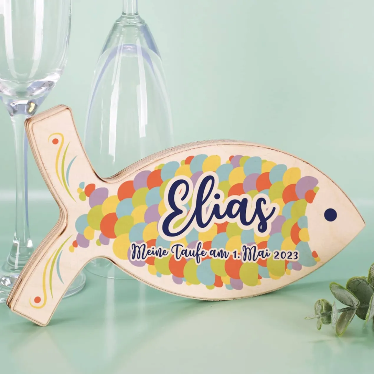 Holzfisch mit bunten Schuppen und persönlichen Text zur Taufe oder Geburt