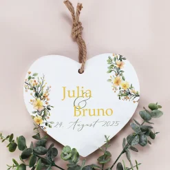 Holzherz mit Wunschnamen und Datum – Romantisches Geschenk mit Blumen-Motiv