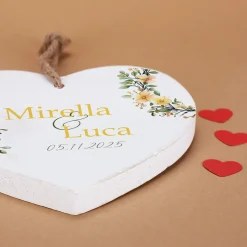 Holzherz mit Wunschnamen und Datum – Romantisches Geschenk mit Blumen-Motiv