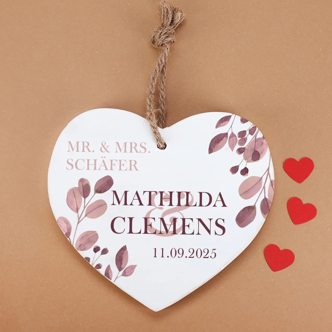 Holzherz mit Wunschnamen und Datum – Romantisches Geschenk mit Blatt-Motiv