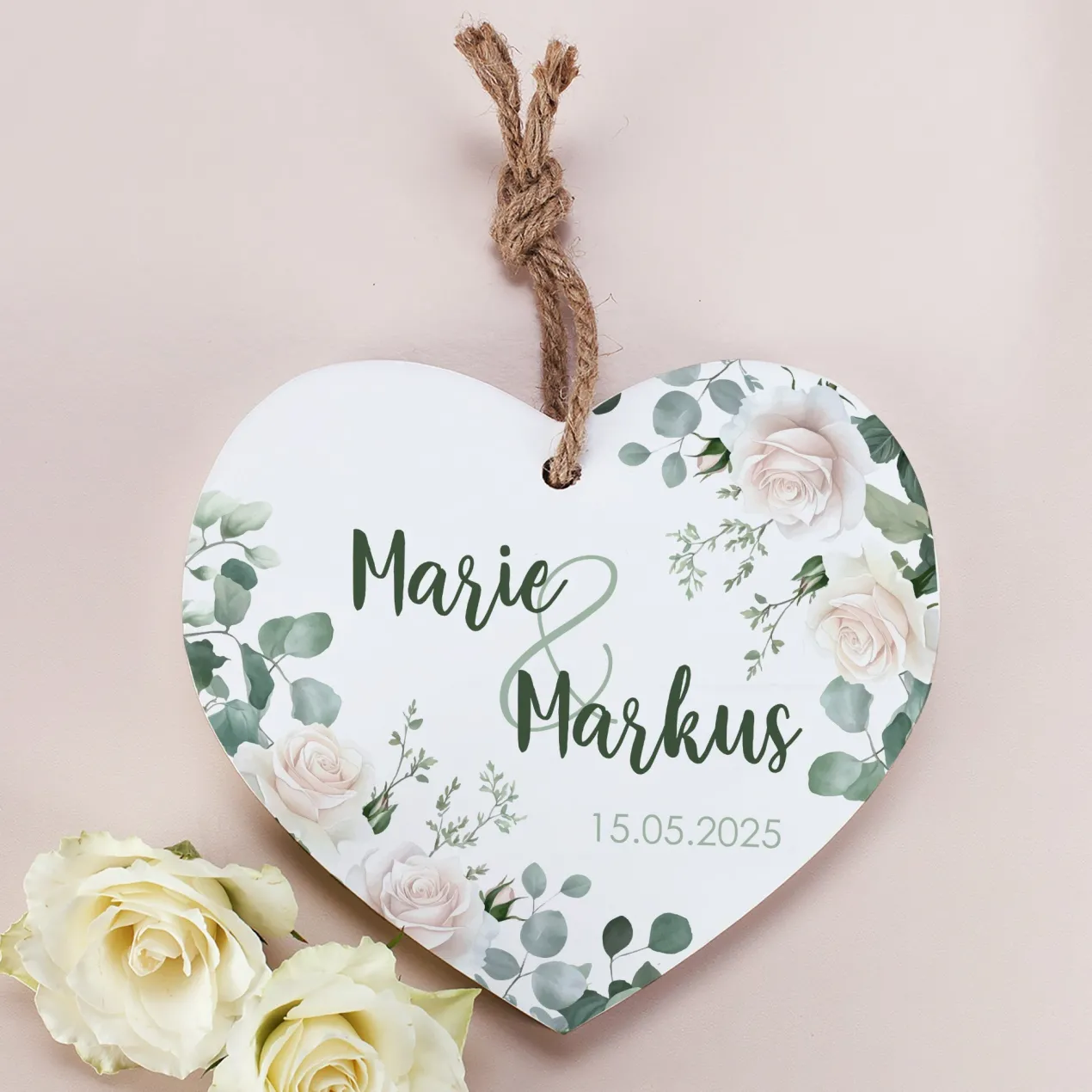 Holzherz mit Wunschnamen und Datum – Romantisches Geschenk mit Rosen-Motiv