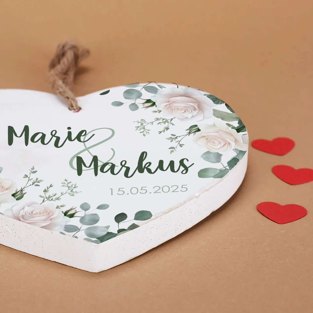 Holzherz mit Wunschnamen und Datum – Romantisches Geschenk mit Rosen-Motiv
