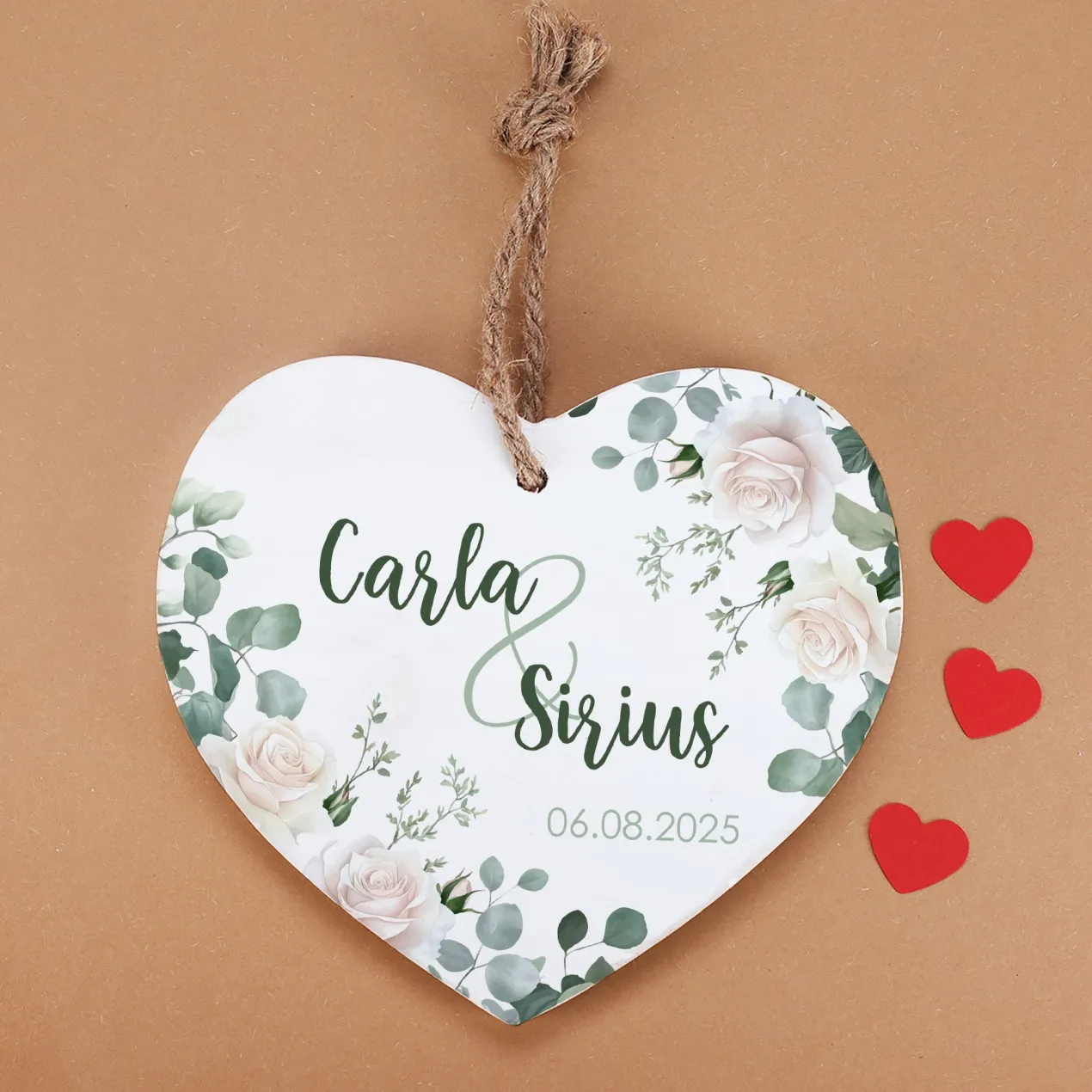 Holzherz mit Wunschnamen und Datum – Romantisches Geschenk mit Rosen-Motiv