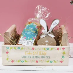 Holzkiste zu Ostern mit buntem Aufdruck