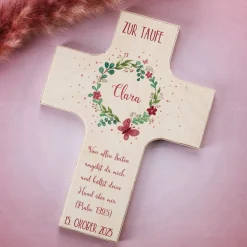 Holzkreuz mit Blütenkranz zur Taufe, Kommunion oder Konfirmation