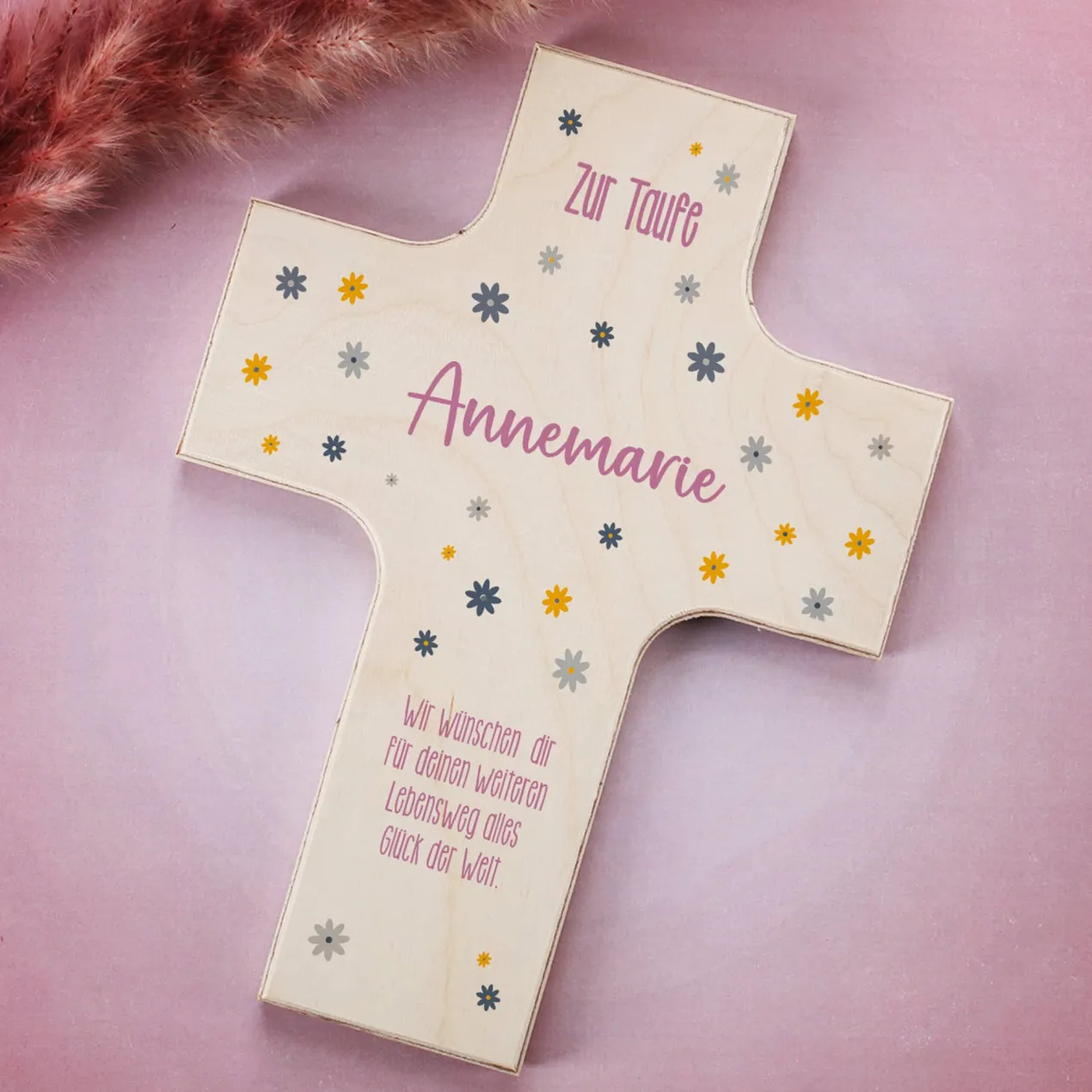 Holzkreuz mit individuellem Wunschtext und Blumenmotiv