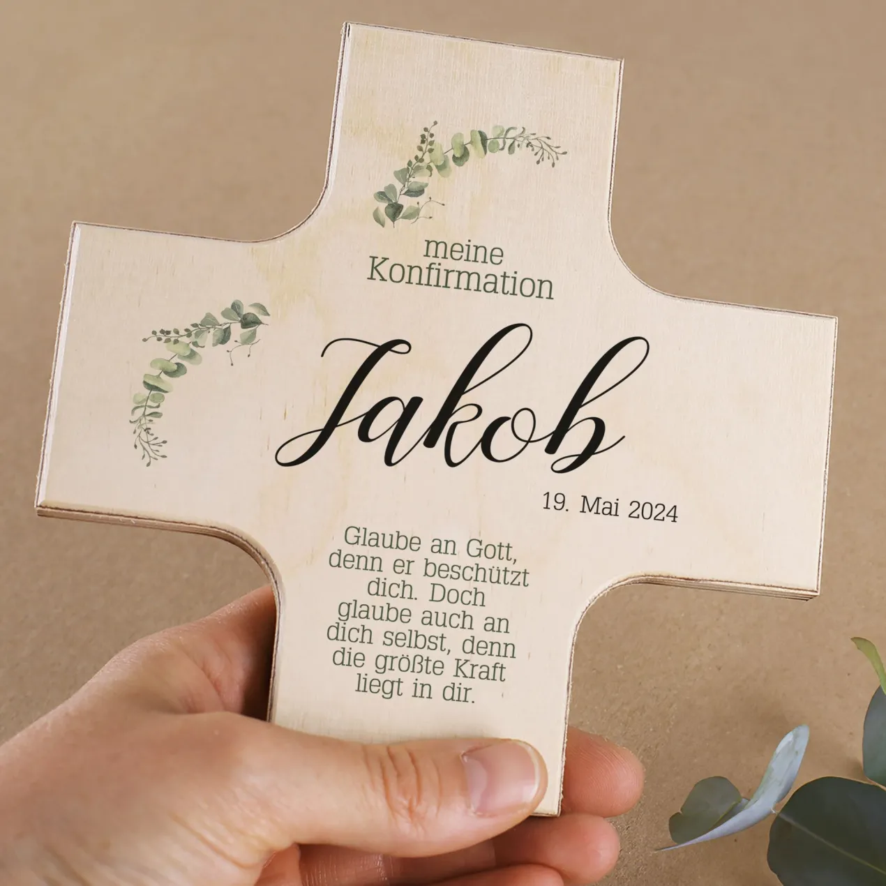Holzkreuz zur Taufe, Kommunion oder Konfirmation mit zarten Blattzweigen