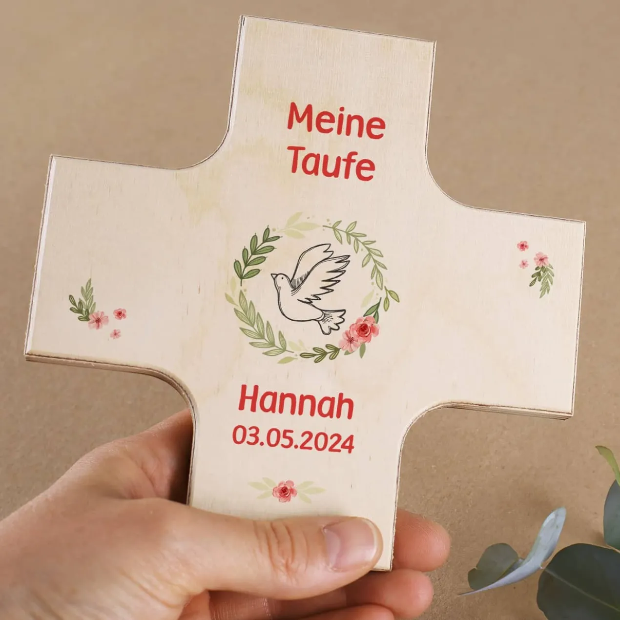 Holzkreuz zur Taufe oder Kommunion mit Namen, Datum und Anlass
