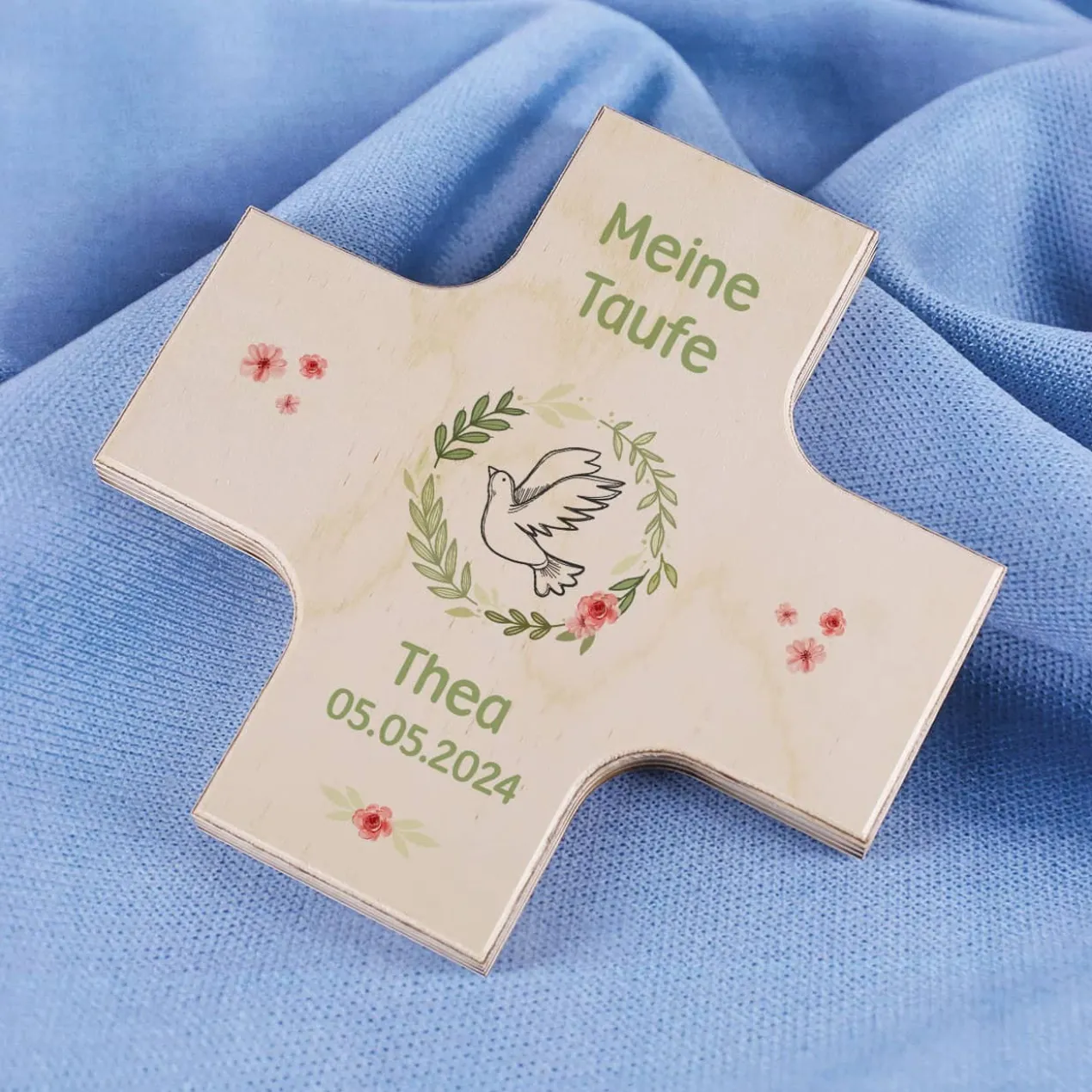 Holzkreuz zur Taufe oder Kommunion mit Namen, Datum und Anlass