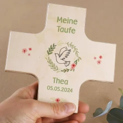 Holzkreuz zur Taufe oder Kommunion mit Namen, Datum und Anlass
