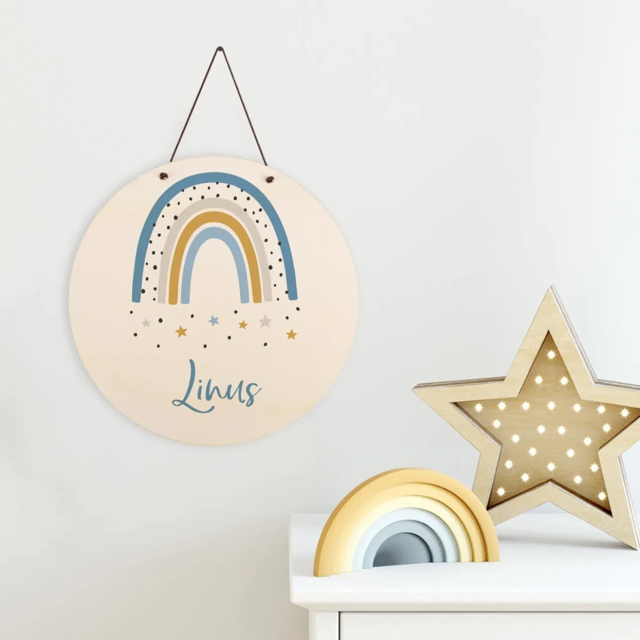 Holzschild mit Regenbogenmotiv und Name für Jungen
