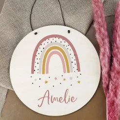 Holzschild mit Regenbogenmotiv und Name für Mädchen