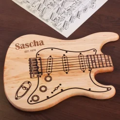 Holzschneidebrett mit Gravur Name und Geburtsjahr - Gitarre