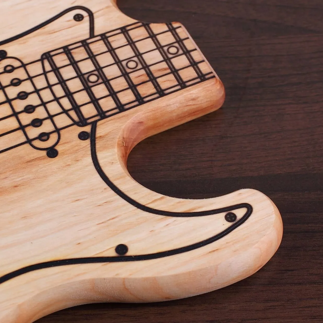 Holzschneidebrett mit Gravur Name und Geburtsjahr - Gitarre