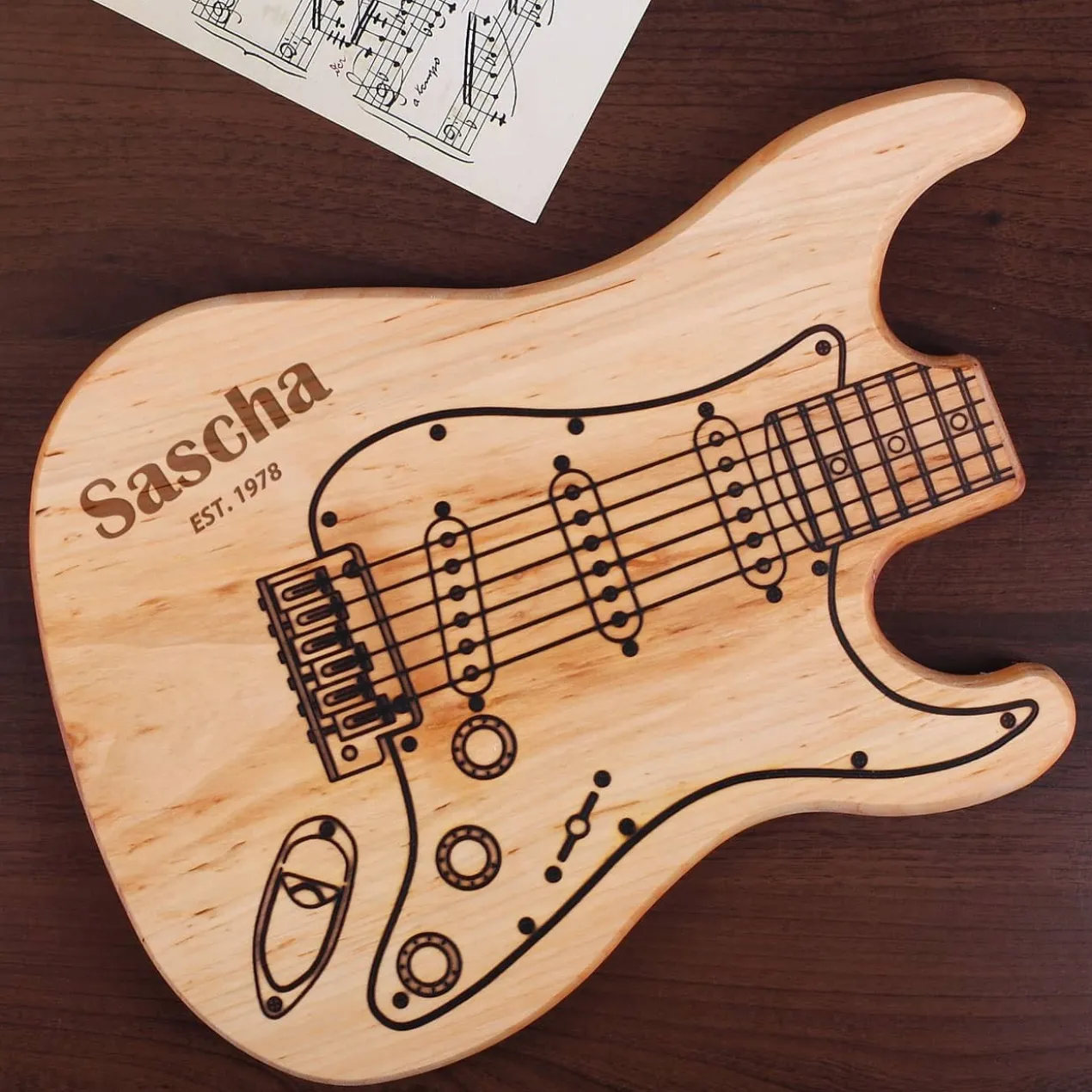 Holzschneidebrett mit Gravur Name und Geburtsjahr - Gitarre