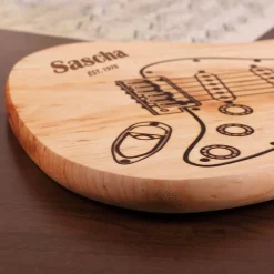 Holzschneidebrett mit Gravur Name und Geburtsjahr - Gitarre