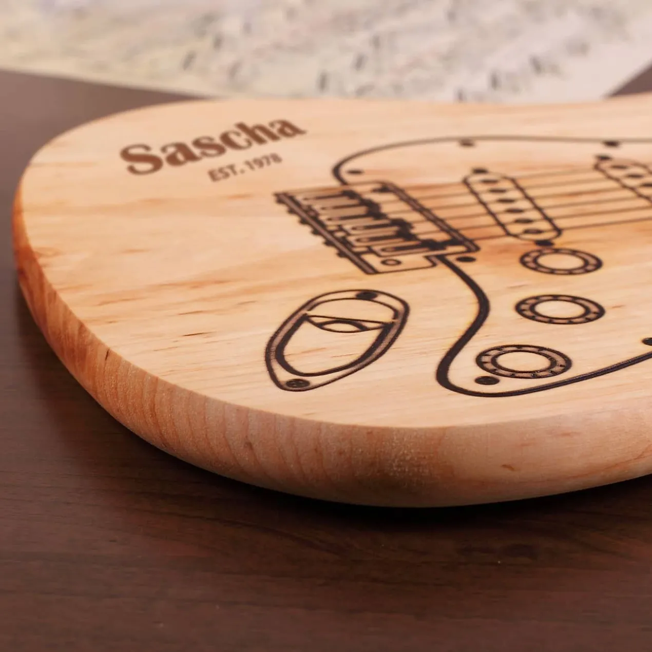 Holzschneidebrett mit Gravur Name und Geburtsjahr - Gitarre