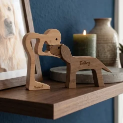 Holzskulptur Herrchen mit Hund – personalisiert mit zwei Namen | Geschenk für Hundebesitzer