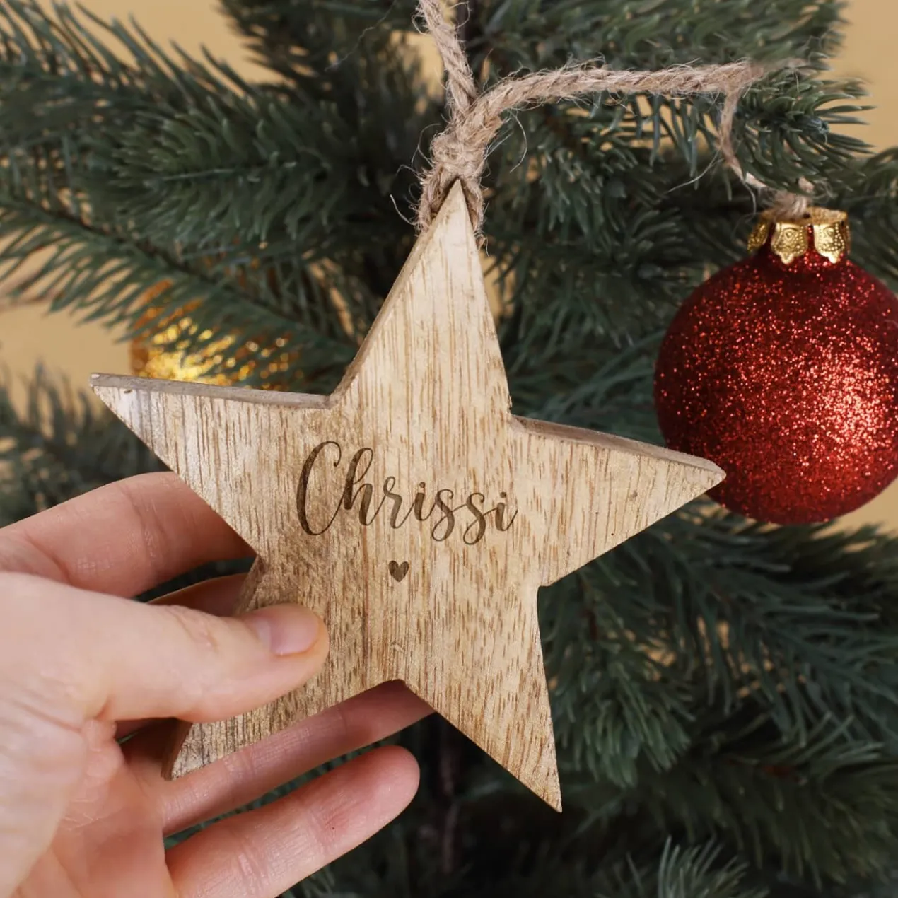 Holzstern mit Namensgravur als Christbaum- oder Geschenkanhänger