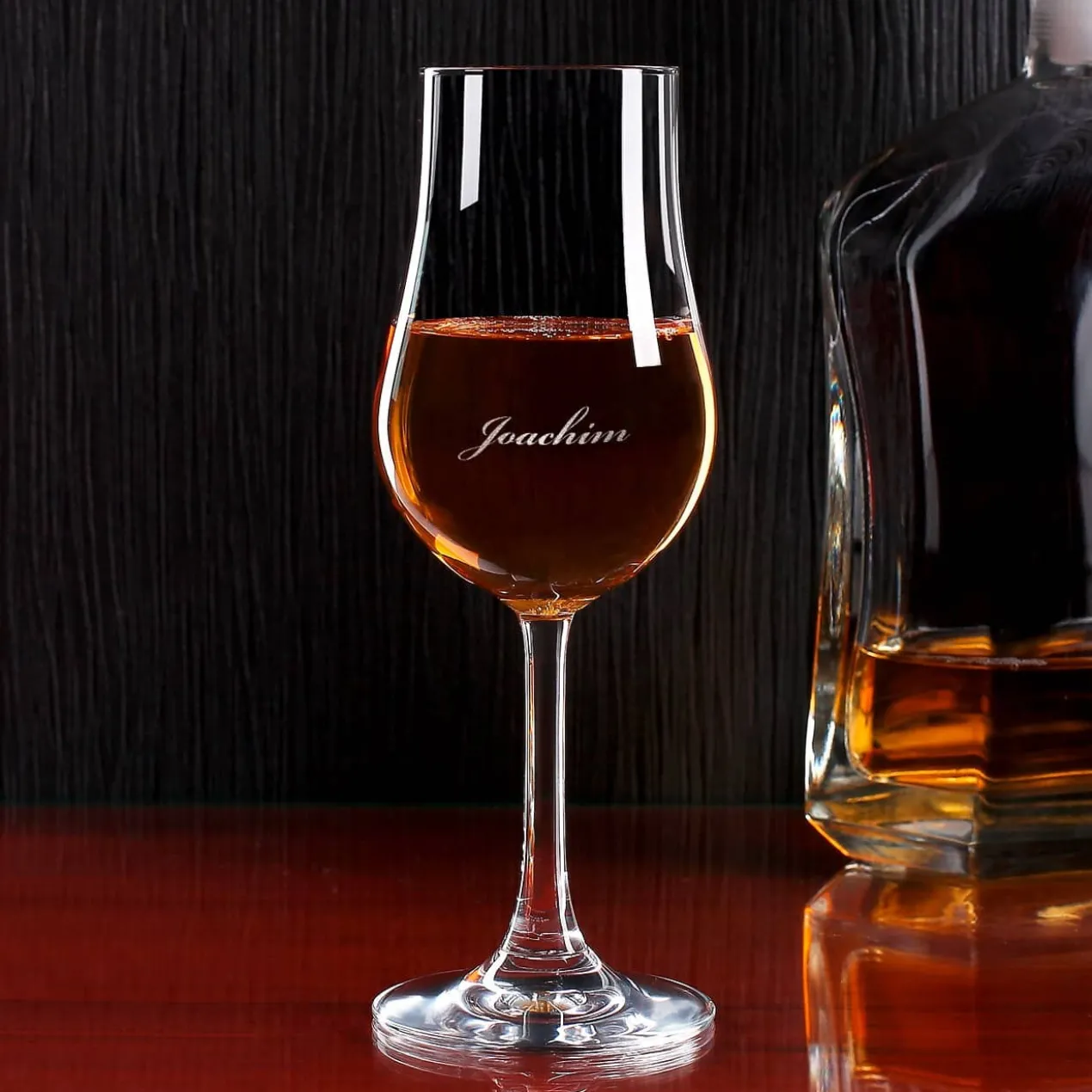 Individuelles Whiskyglas mit Stiel und Wunschnamen