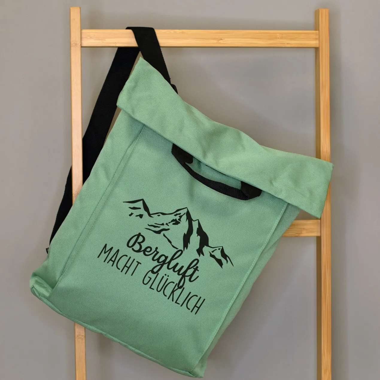 2-in-1 Rucksack & Tasche personalisiert mit Wunschtext | Geschenk mit Berg Motiv für Wandern & Urlaub