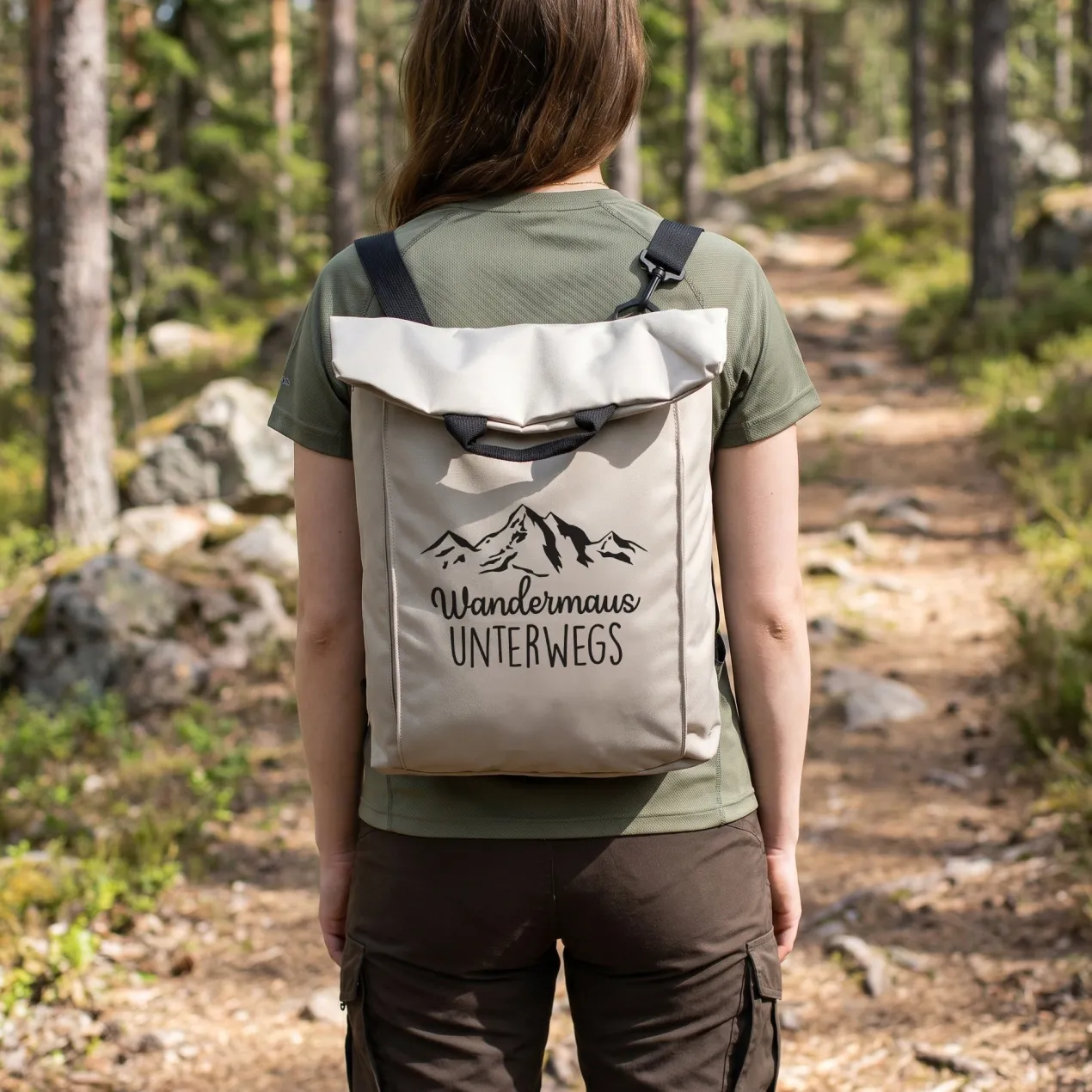 2-in-1 Rucksack & Tasche personalisiert mit Wunschtext | Geschenk mit Berg Motiv für Wandern & Urlaub