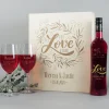 It's love o'clock - edles Geschenkset mit Weingläsern, Weinflasche und gravierter Holzbox