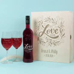 It's love o'clock - edles Geschenkset mit Weingläsern, Weinflasche und gravierter Holzbox