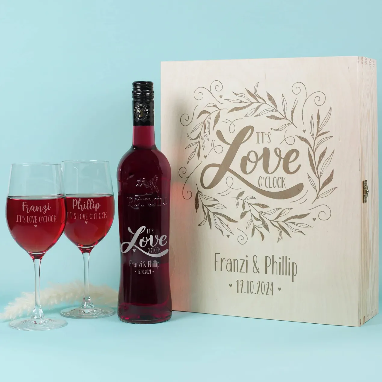 It's love o'clock - edles Geschenkset mit Weingläsern, Weinflasche und gravierter Holzbox