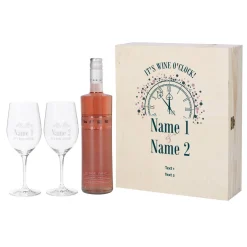 IT'S WINE O'CLOCK! Geschenkset - Weingläser und Flasche in persönlicher Holzbox