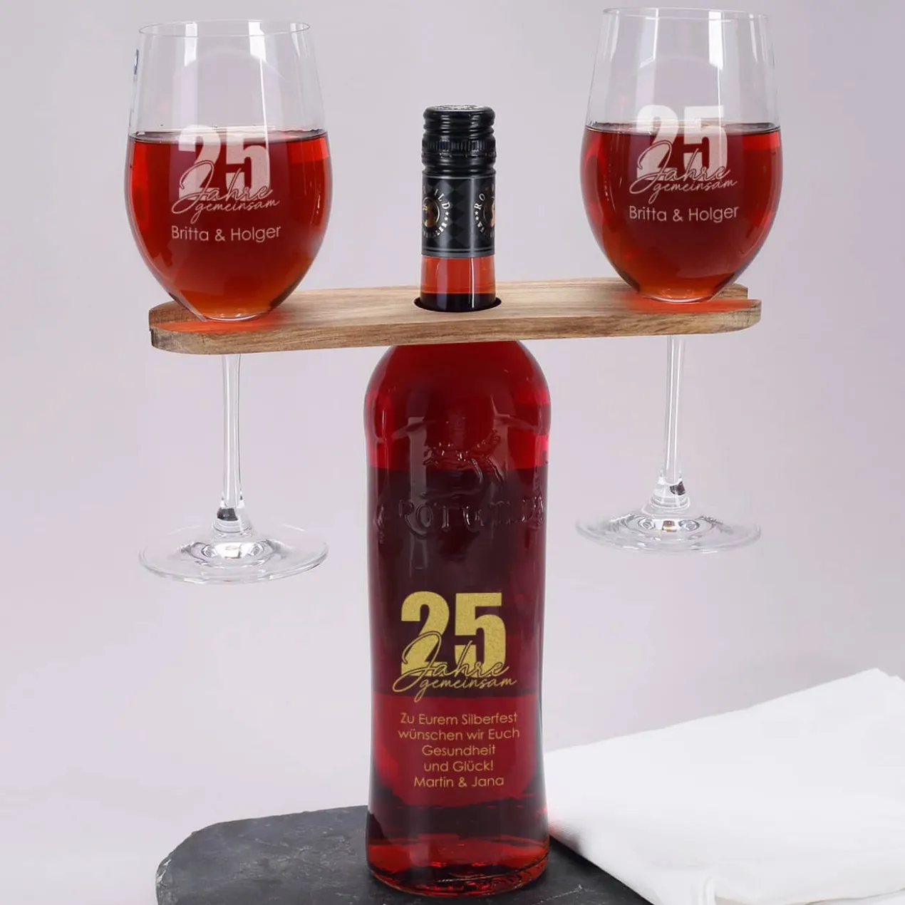 25 Jahre gemeinsam - Geschenkset mit gravierten Weingläsern und Weiflasche
