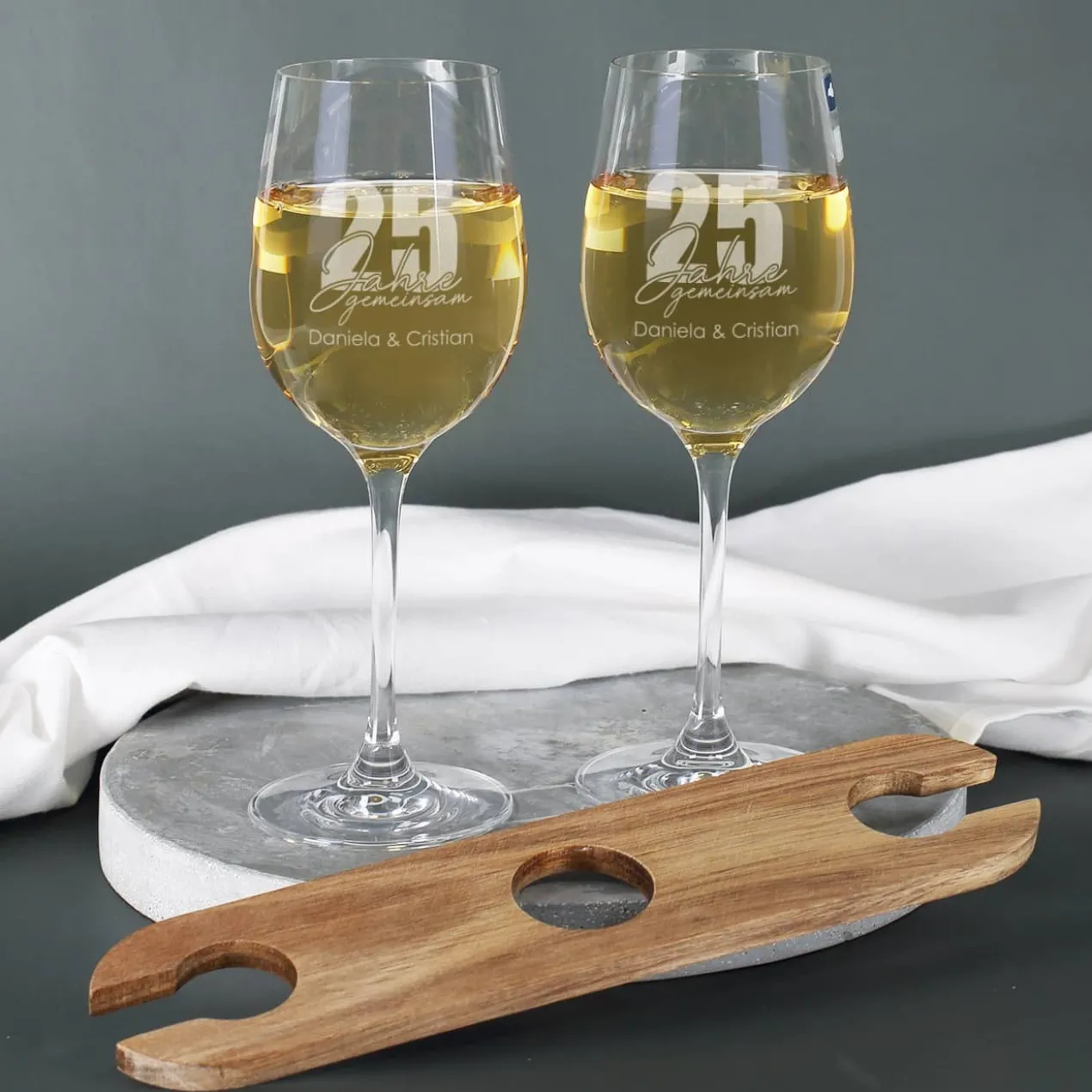 25 Jahre gemeinsam - Geschenkset mit gravierten Weingläsern und Weiflasche