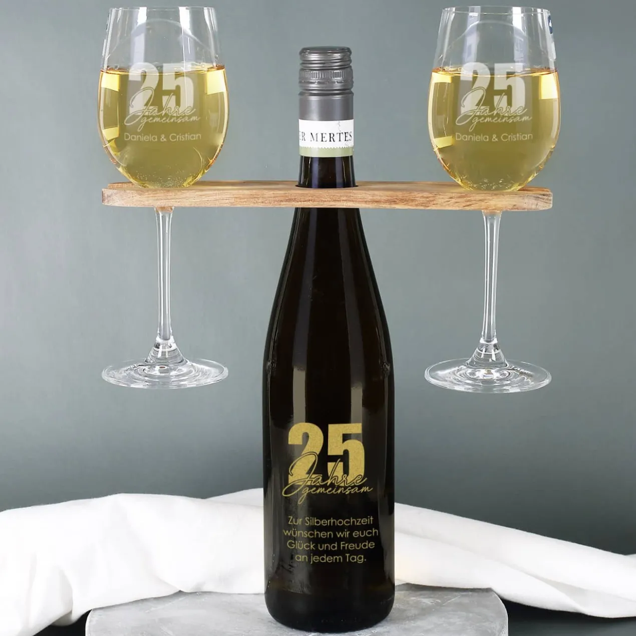 25 Jahre gemeinsam - Geschenkset mit gravierten Weingläsern und Weiflasche