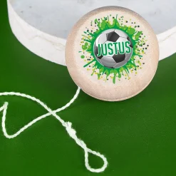 JoJo aus Holz im Retrodesign für Jungen | Personalisiert mit Name und Fußball Motiv