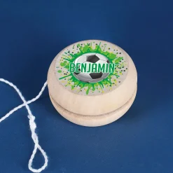 JoJo aus Holz im Retrodesign für Jungen | Personalisiert mit Name und Fußball Motiv