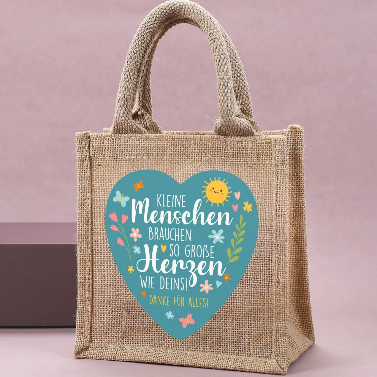 Jute-Geschenktüte als Dankeschön für Erzieher mit Wunschtext und Herz-Motiv
