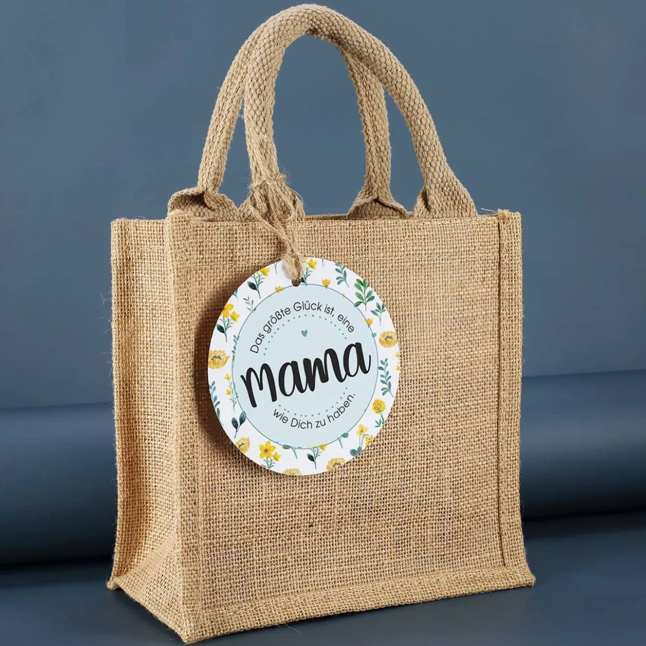 Jutetüte mit Wein-Duschgel und persönlichem Handtuch für die beste Mama