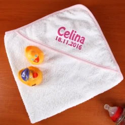 Kapuzenhandtuch für kleine Mädchen mit gestickten Namen