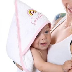 Kapuzenhandtuch für Mädchen mit Regenbogen-Motiv und Name bestickt