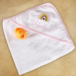 Kapuzenhandtuch für Mädchen mit Regenbogen-Motiv und Name bestickt