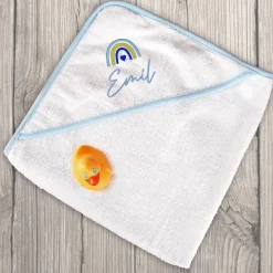 Kapuzenhandtuch mit Regenbogen-Motiv und Name bestickt in blau