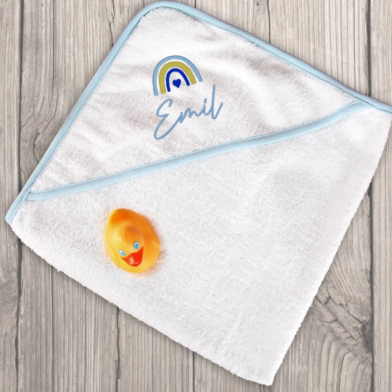 Kapuzenhandtuch mit Regenbogen-Motiv und Name bestickt in blau