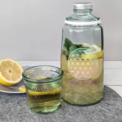 Karaffe mit Trinkglas personalisiert mit Wunschtext für Wellness und Bar | Lebensblumen Mandala