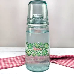 Karaffe mit Trinkglas personalisiert mit Name für Yoga & Wellness | Monstera-Motiv
