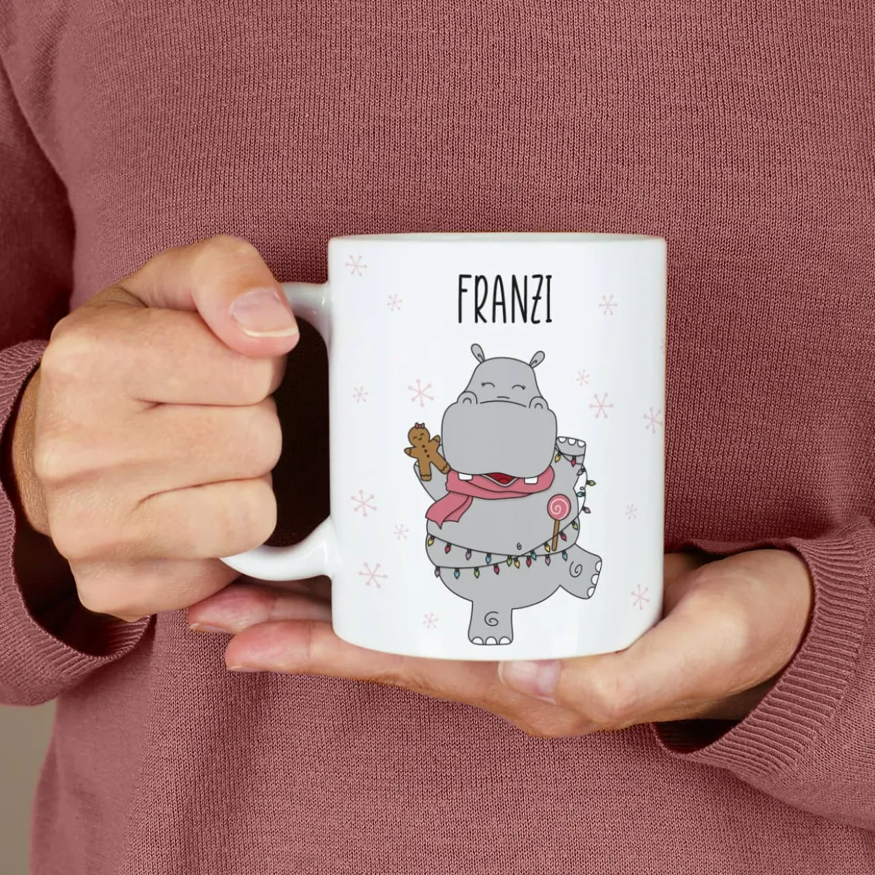 Keramiktasse mit Nilpferd, Ihrem Wunschnamen und Schneeflocken