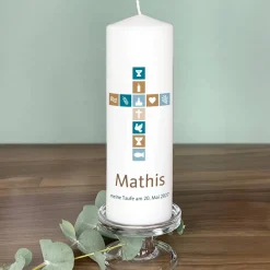 Kerze für religiöse Anlässe mit Name, Wunschtext sowie Kreuz in blau und braun, 25 x 8 cm