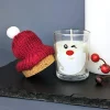Kerze im Glas mit Korken und Pudelmütze im Santa-Design