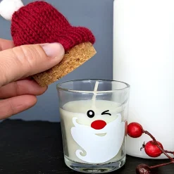 Kerze im Glas mit Korken und Pudelmütze im Santa-Design