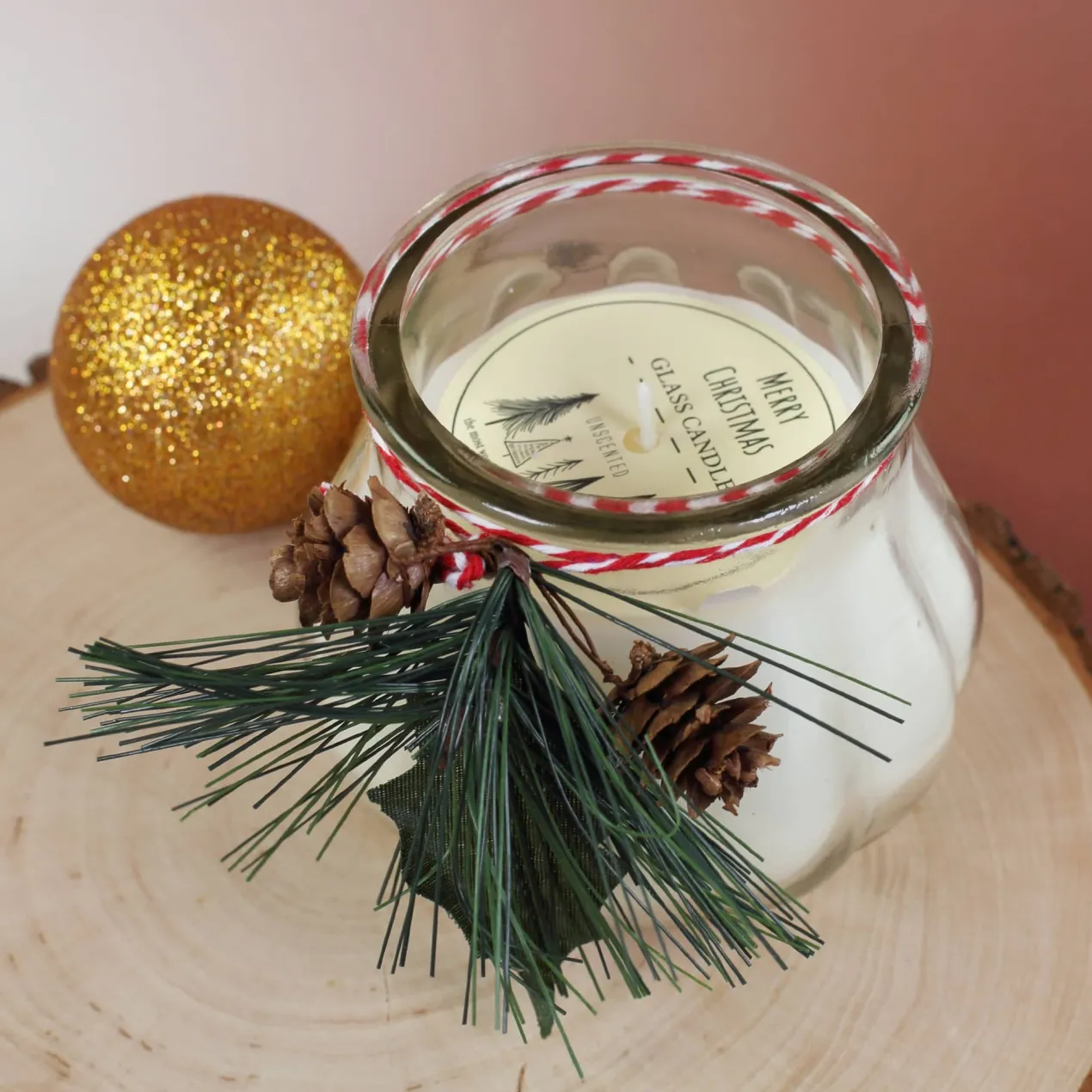 Kerze im Glas mit Weihnachtsdekoration - weiß oder rot