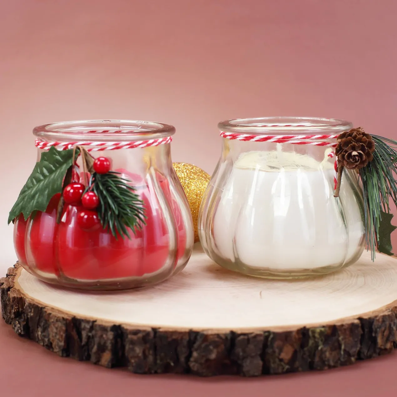 Kerze im Glas mit Weihnachtsdekoration - weiß oder rot